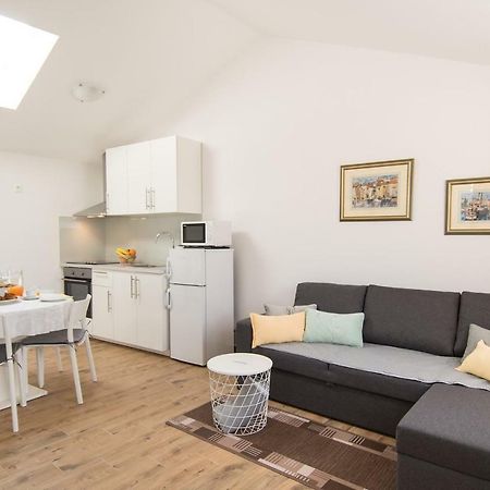 Apartment Bruneta 1 With Sea View Tar-Vabriga Екстериор снимка