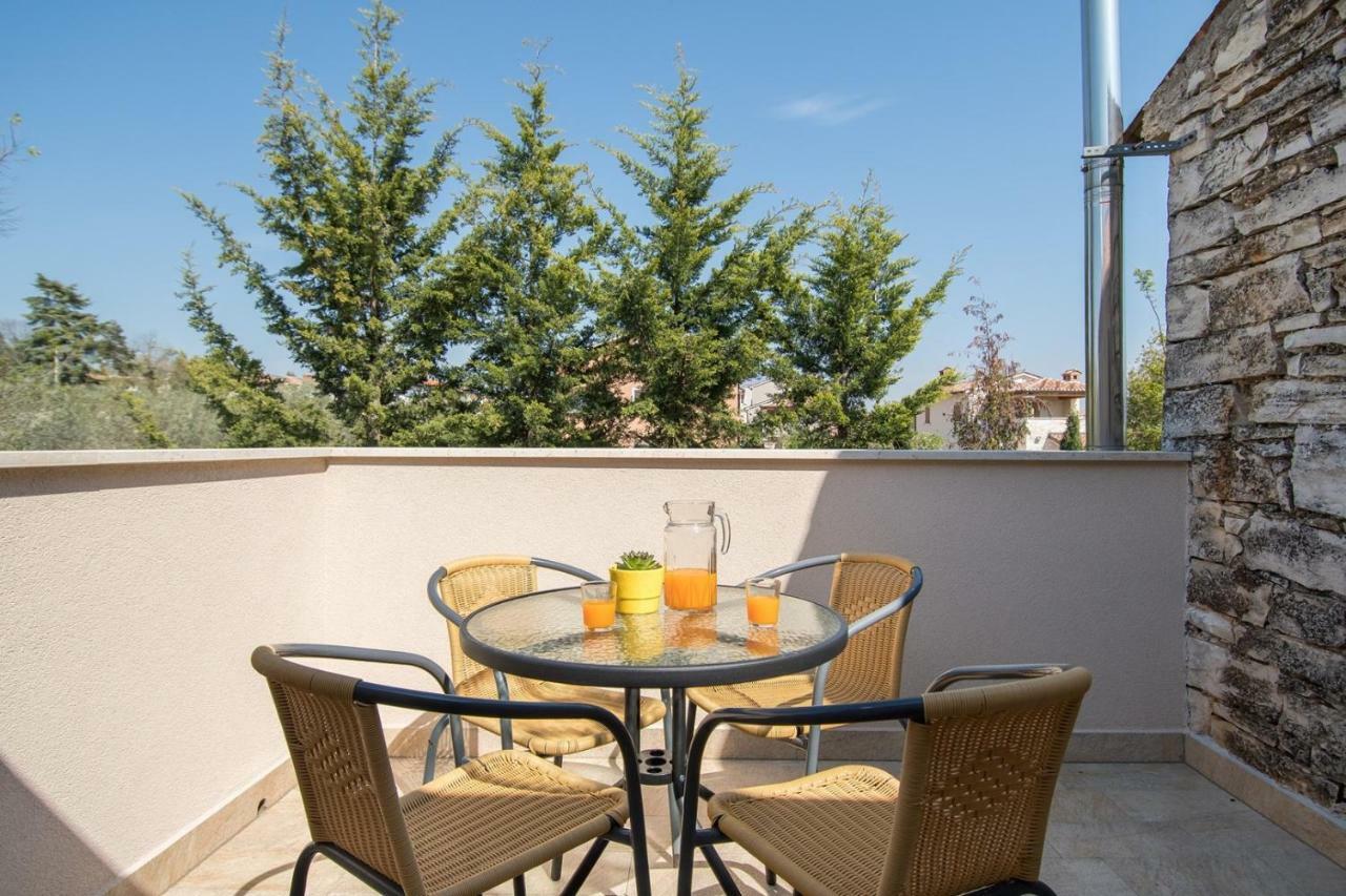 Apartment Bruneta 1 With Sea View Tar-Vabriga Екстериор снимка
