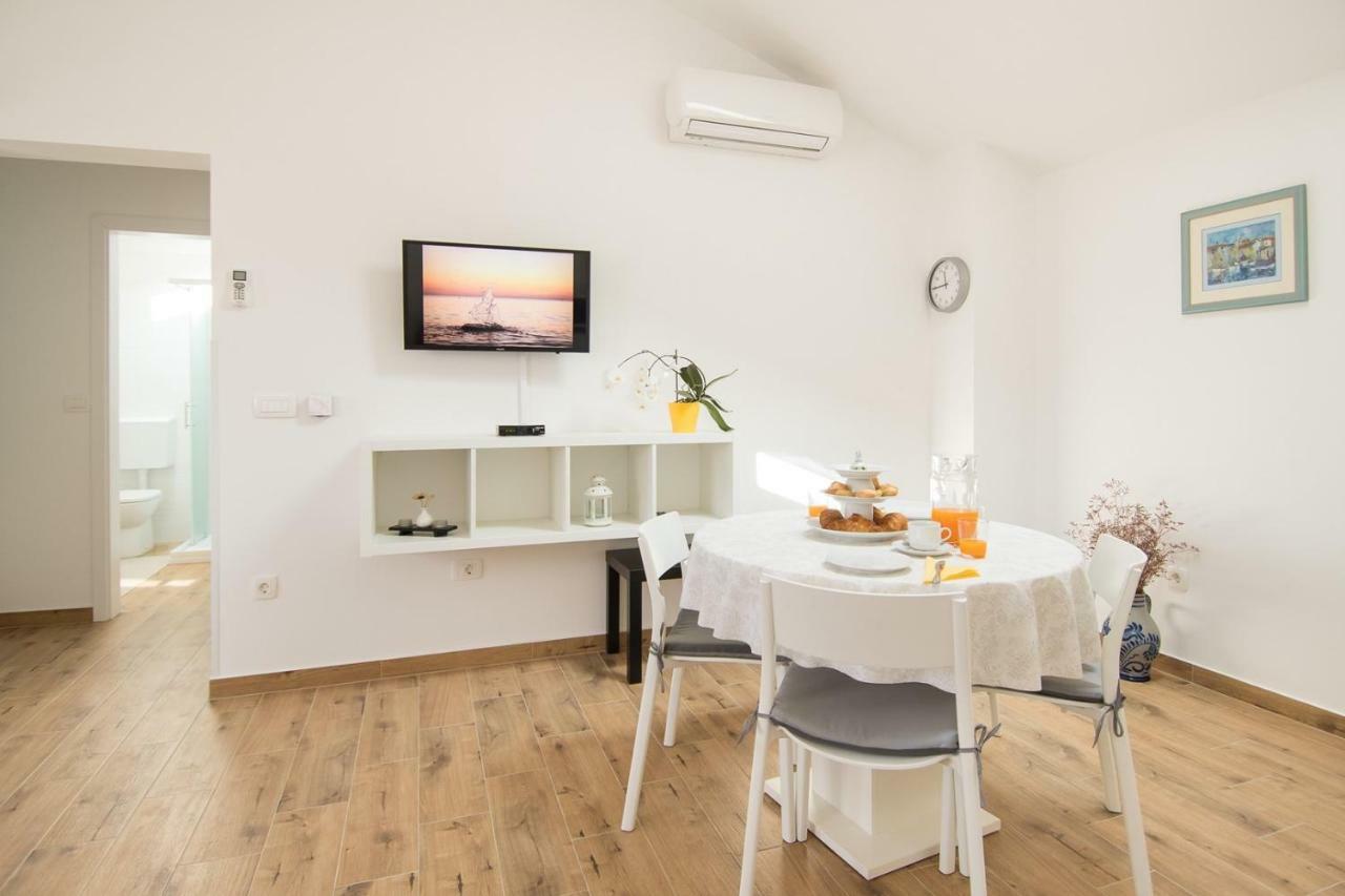 Apartment Bruneta 1 With Sea View Tar-Vabriga Екстериор снимка