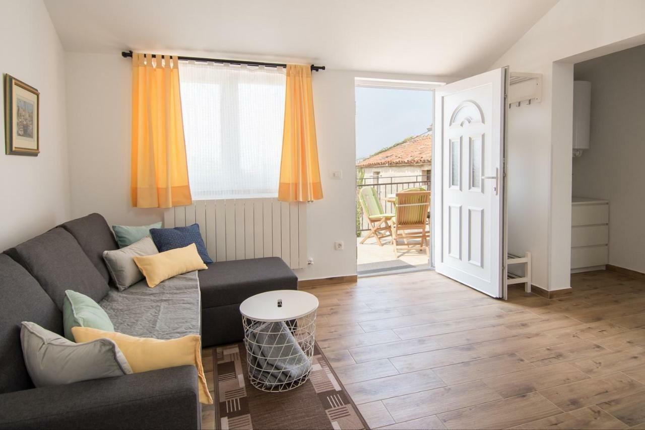 Apartment Bruneta 1 With Sea View Tar-Vabriga Екстериор снимка