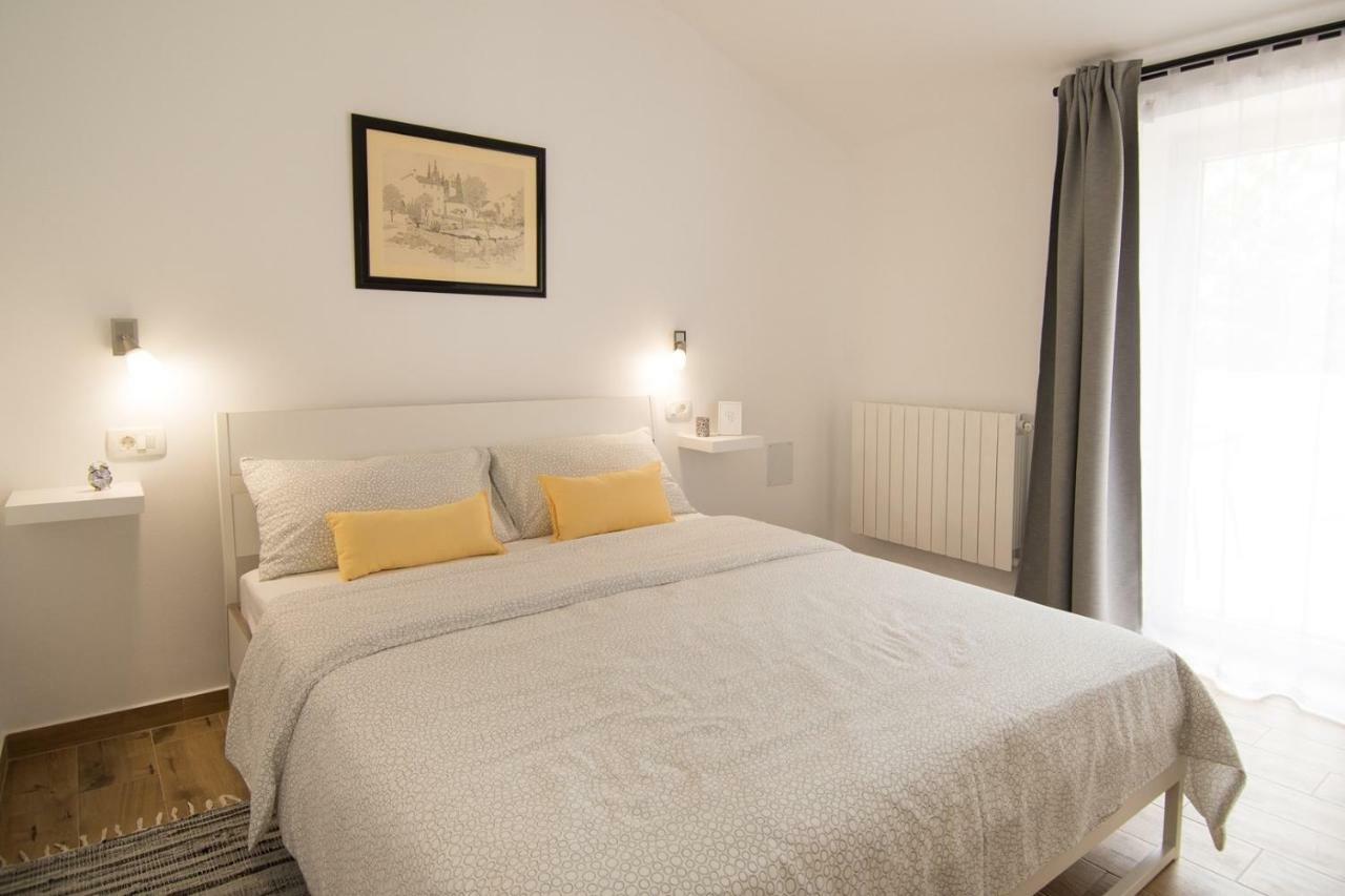 Apartment Bruneta 1 With Sea View Tar-Vabriga Екстериор снимка