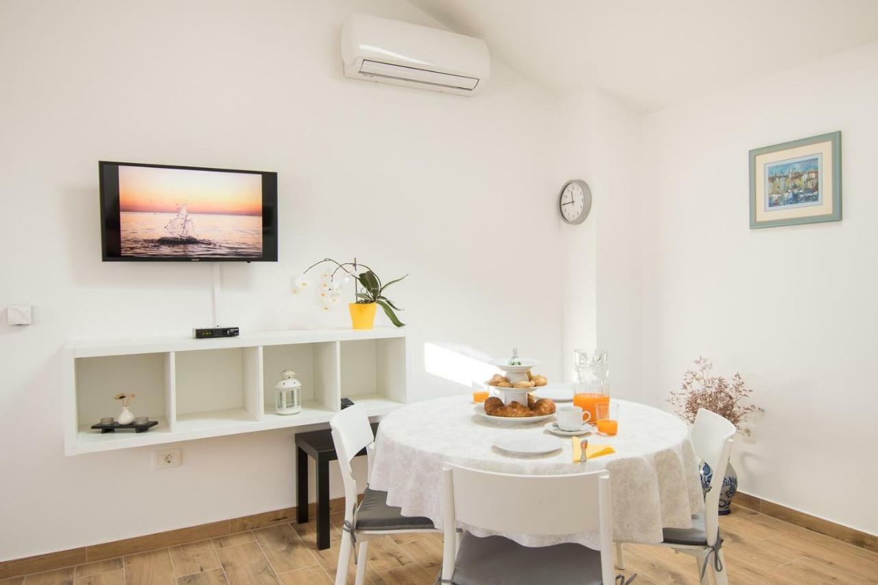 Apartment Bruneta 1 With Sea View Tar-Vabriga Екстериор снимка