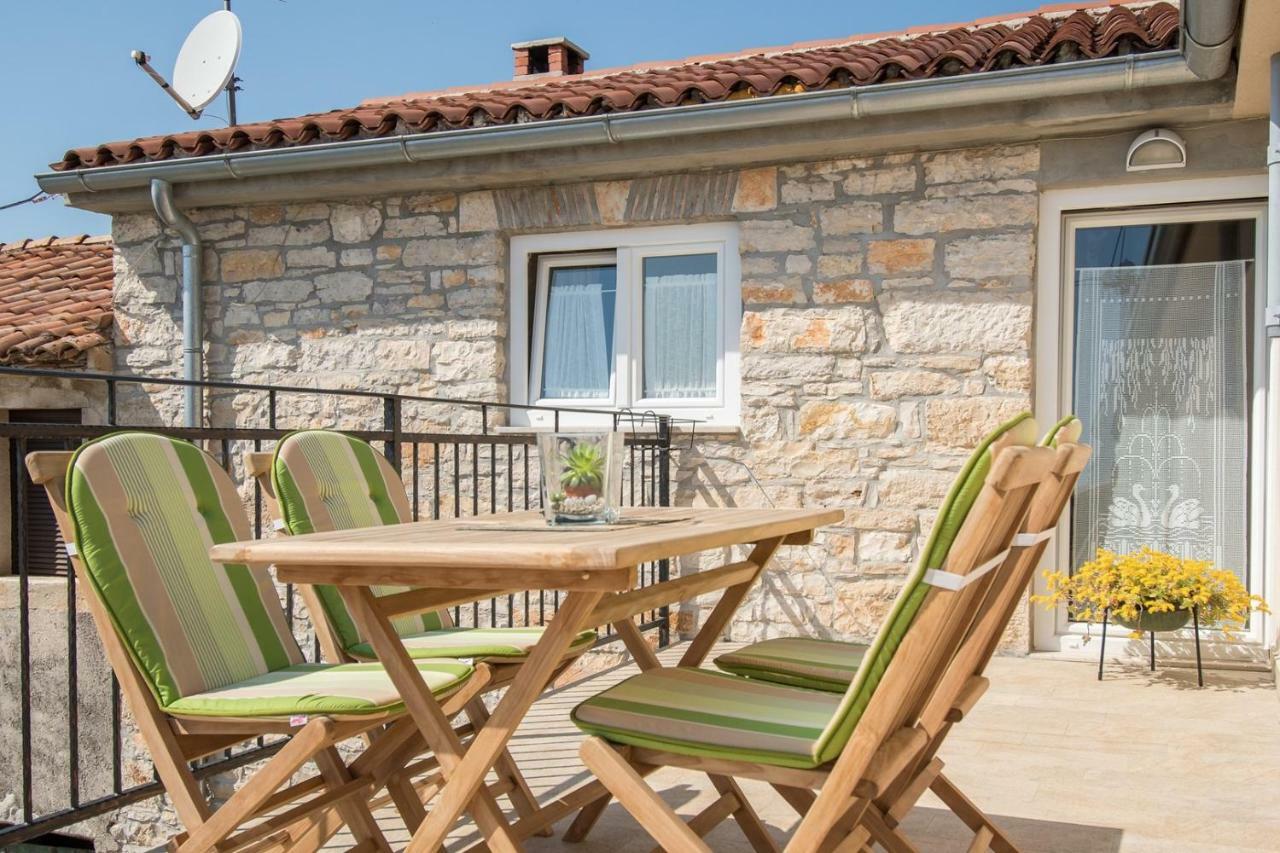 Apartment Bruneta 1 With Sea View Tar-Vabriga Екстериор снимка
