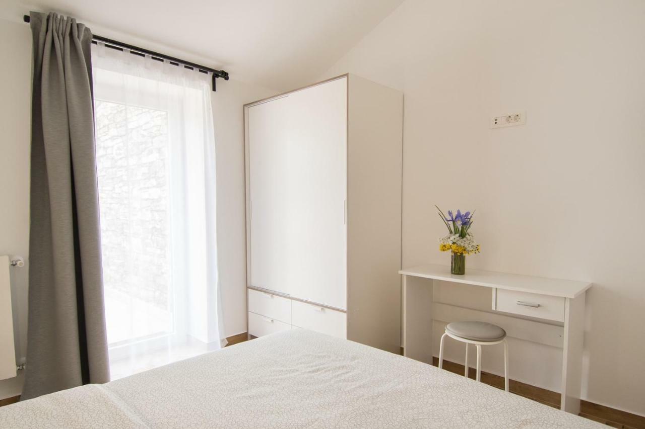 Apartment Bruneta 1 With Sea View Tar-Vabriga Екстериор снимка